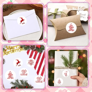 Autocollants de Noël rouges avec rennes et sapins sur boîtes cadeaux et enveloppes