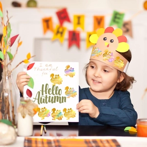 Enfants portant un serre-tête dindon de Thanksgiving et tenant des cartes Hello Autumn