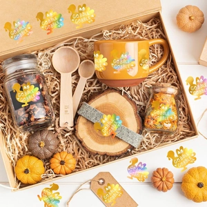 Détail du coffret cadeau de Thanksgiving avec autocollants dinde, mug et cuillères en bois