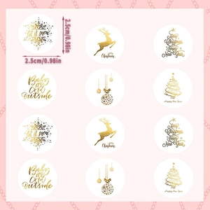 Détail d'autocollants de Noël dorés avec motifs de rennes et de flocons de neige