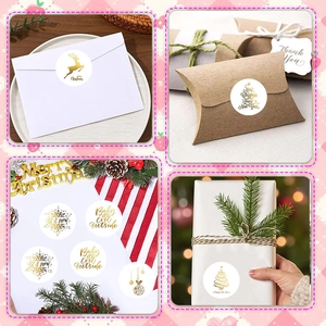 Détail d'autocollants de Noël dorés utilisés sur des boîtes cadeaux et enveloppes de fête