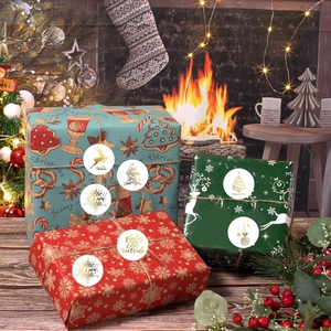 Gros plan de stickers de Noël dorés sur des boîtes cadeaux près d'une cheminée