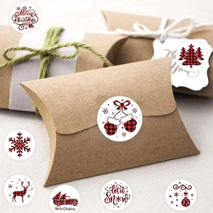 Rotolo di adesivi natalizi scozzesi con renne e alberi per decorazione regali e pacchi