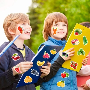 Lot de stickers fruits et légumes colorés pour enfants dans une scène de plein air