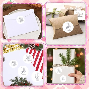 Détail d'autocollants de Noël argentés sur des boîtes cadeaux et des enveloppes