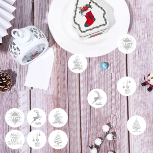 Détail macro de stickers de Noël avec icônes argentées sur un fond festif en bois