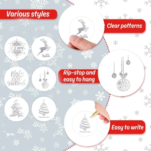 Détail d'étiquettes de Noël en matériau résistant montrant la surface facile à écrire