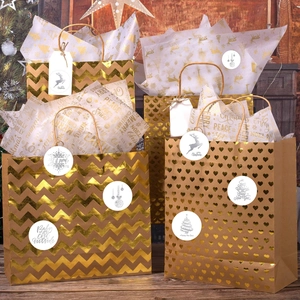 Détail de sacs cadeaux de Noël avec motifs dorés et autocollants décoratifs