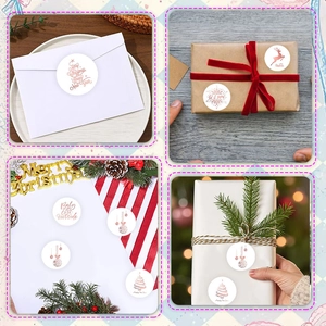 Vue macro d'autocollants de Noël or rose avec motifs festifs sur boîtes de cadeaux