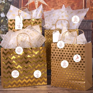 Set d'emballage de Noël avec papier renne doré et sacs en papier kraft à motifs de cœur