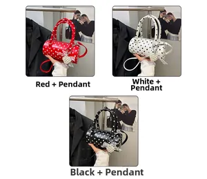 Sac à main cylindrique à pois avec breloques perles de cœur en rouge, blanc et noir