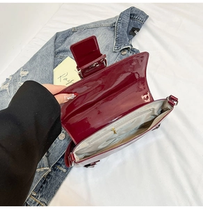 Vue détaillée de l'intérieur du sac en cuir verni bordeaux avec poche zippée
