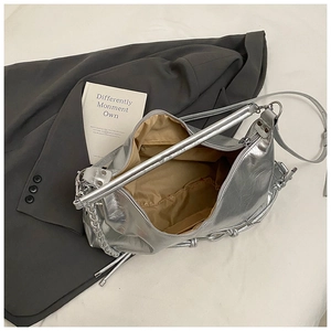 Détail intérieur du sac cabas argenté avec compartiment spacieux et poche zippée
