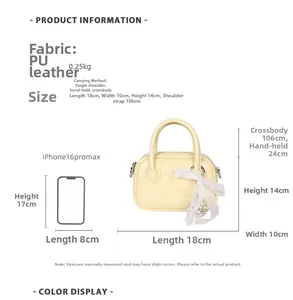 Detaillierter Größenvergleich der gelben PU-Handtasche mit einem iPhone 16 Pro Max