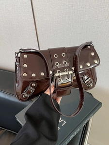 Sac Sous le Bras à Rivets Style Y2K Punk pour Femmes Sac à Épaule Baguette en Cuir PU Avec Boucles Métalliques Argentées et Oeillets