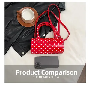 Comparaison de taille d'un sac Boston rouge à pois à côté d'un smartphone sur blanc