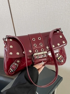 Sac baguette en cuir verni rouge foncé avec rivets argentés et boucles punk