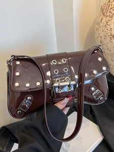 Sac baguette en cuir verni marron foncé avec rivets argentés et boucle style punk