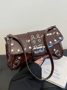 Sac bandoulière en cuir verni marron foncé avec clous argentés et style biker chic