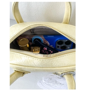 Draufsicht der cremefarbenen Bowlingtasche mit großem Fassungsvermögen und Reißverschluss