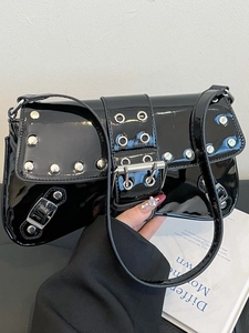 Sac à épaule en cuir verni noir avec clous argentés et détails de rivets