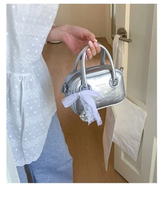 Silberne Metallic-Bowlingtasche mit weißen Spitzenschleifen und elegantem Perlenanhänger