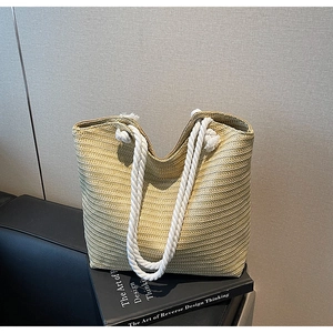 Détail d'un sac cabas tissé main avec poignées en corde de coton blanc et paille