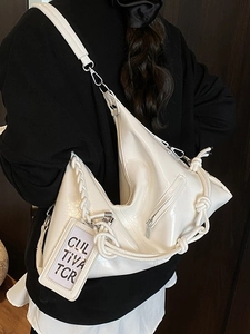 Grand sac cabas blanc en similicuir avec bandoulière tressée et texture vintage plissée