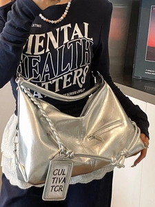 Sac cabas argenté en cuir métallisé avec bandoulière tressée et design biker vintage