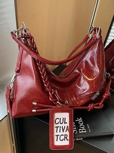 Grand sac cabas vintage rouge foncé en cuir froissé brillant avec bandoulière tressée