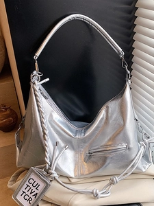 Sac fourre-tout argenté Y2K avec texture froissée et larges bandoulières