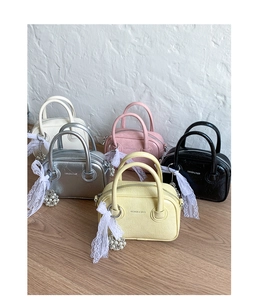 Fünf elegante Handtaschen aus Leder in Pastellfarben mit Spitzenband und Perlenanhängern