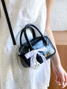 Modische schwarze Lackleder-Bowlingtasche mit weißer Spitzenschleife und Perle