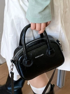 Schicke schwarze Handtasche aus PU-Leder mit Faltenoptik und Schultergurt
