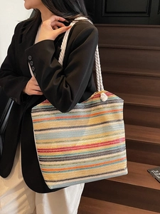Grand sac cabas tissé rayé arc-en-ciel avec poignées en coton porté à l'épaule