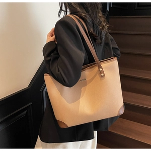Dettaglio della texture in pelle martellata e cuciture a contrasto della borsa tote