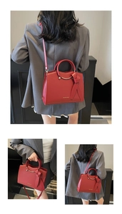 Détail du sac à main rouge en cuir avec nœud décoratif et logo Solar & Miss doré