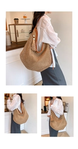Détail du tissage en maille et de la bordure en cuir marron du sac de plage en paille