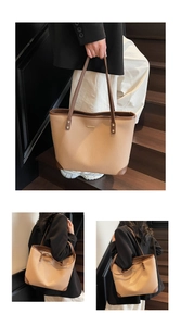 Dettaglio di una grande borsa tote marrone con trama martellata e logo dorato