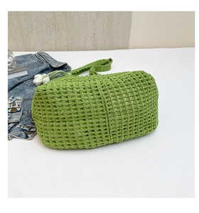 Detalle del bolso tote de algodón con malla hueca verde que muestra la textura de punto