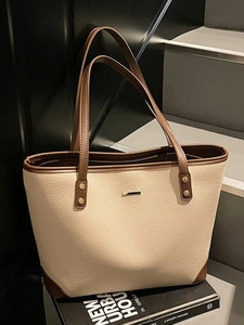 Elegante borsa tote in pelle crema e marrone con trama litchi per il pendolarismo urbano