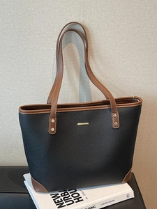 Elegante borsa tote bicolore nera e marrone in pelle martellata con placca dorata