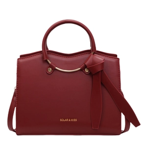 Sac à main élégant rouge vin en cuir lisse avec une décoration de nœud chic