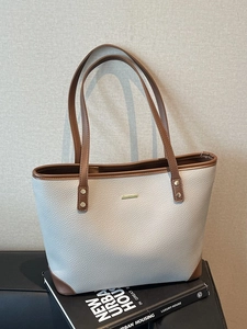 Borsa tote minimalista beige con finiture in pelle marrone e grande capacità