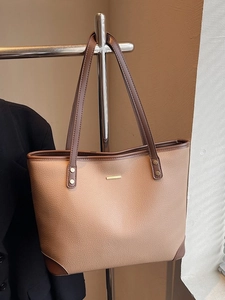 Borsa tote bicolore marrone e kaki in finta pelle martellata con finiture dorate