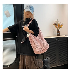 Bolso hobo rosa de punto calado de gran capacidad con tejido de algodón en modelo
