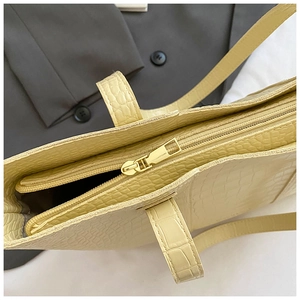 Détail du sac cabas jaune crème à motif crocodile avec fermeture éclair dorée chic