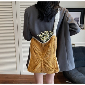 Details der senfgelben Häkeltasche mit einzigartigen geometrischen Strickmustern