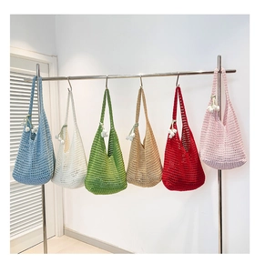 Detalle de bolsos de ganchillo hechos a mano en seis colores sobre soporte de exhibición