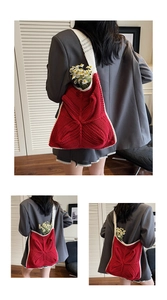 Detailaufnahme der roten Häkel-Hobo-Tasche mit kontrastierendem cremefarbenem Gurt